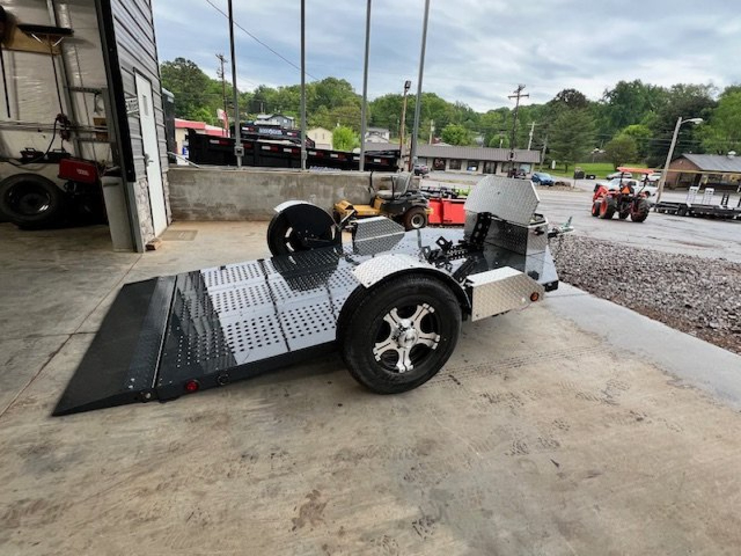 New2024 OUTLAW TRAILERS 9' Hillcrest Hyd. Drop Deck Motorcycle Trailer Utility Trailer - Image 5